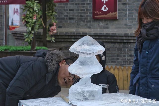 冰雕diy:有人雕个心,有人雕头猪,小姐姐雕的东西让人看不懂